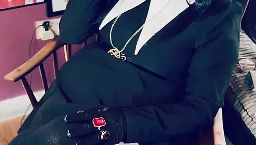 Wednesday addams, tina snua, chain saten eldivenle 2 sigara içiyor - sigara içen kadın sürükleniyor omi ome ucunu kuyruğuna sokuyor