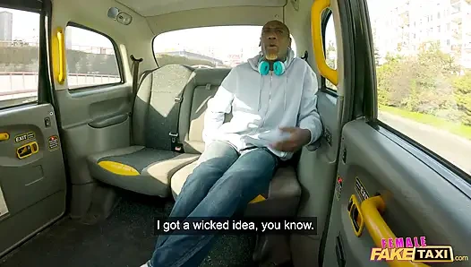 Kadın fake taxi - İskoç sarışın Samantha Joiner İngiliz dj'in büyük siyah yarağına biniyor