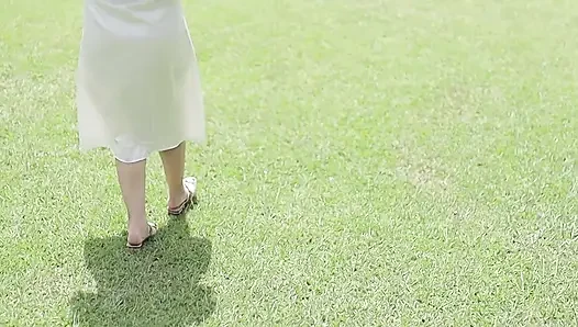 Hintli desi tesettürlü kız parkta büyük götlü ve beyaz kız