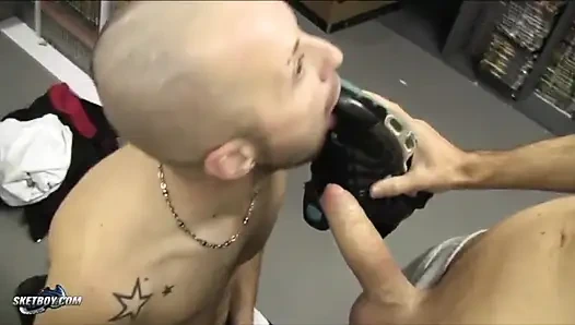 Sketboy - spor ayakkabılı fahişe