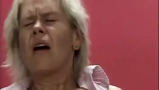 Kıllı amcıklı ev yapımı porno aktrisleri 90'lardan Alman amatörleri çekiyor