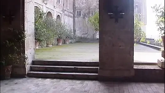 İki azgın orta yaşlı seksi kadın iki sert büyük yarakla sikiliyor