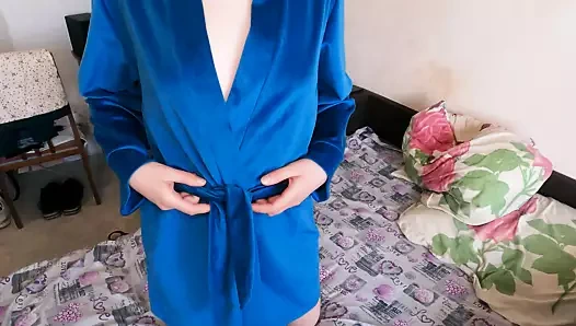 Üvey kardeş yeni cübbesini gösterdi ama külot giymeyi unuttu!