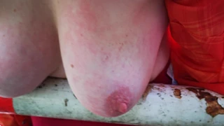 Bariyer ve dövülmüş treyler üzerine yatırılan göğüsler