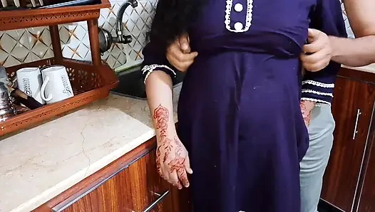 Индийский муж занимается сексом со своей женой на кухне