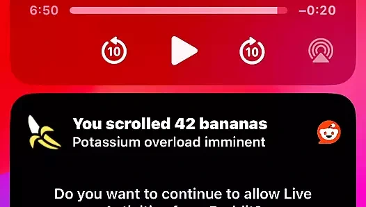 Bu sürtük erkek arkadaşlarının sözde arkadaşının onu arkasından sakso çekmesine izin veriyor
