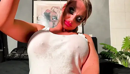 Sürtük üvey anne yağlanmış göğüslerini ve amcığını gösteriyor