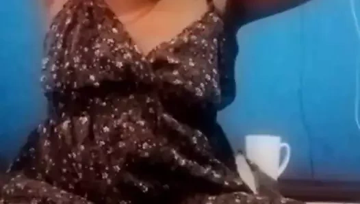 Kendini soyunuyor ve mastürbasyon yapıyor