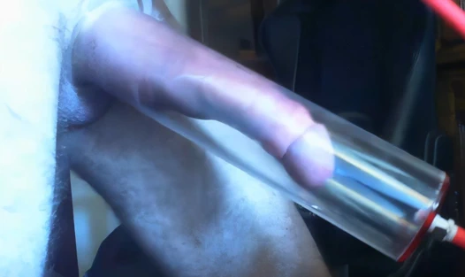 9 inçten 10 inç'e pompalayarak canavar yarağı alıyor!