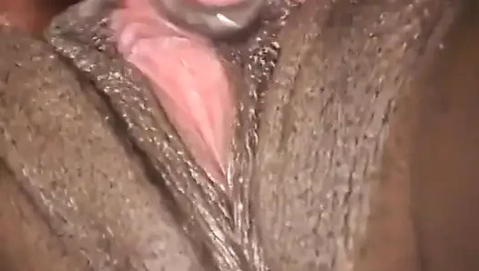 Modelo negra tetona bien agraciada le encanta ser follada acostada por un lado