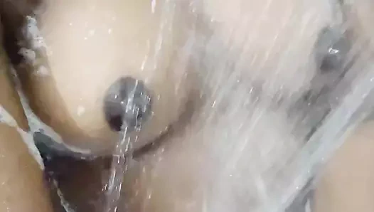 Hintli yenge ile göğüs duşu