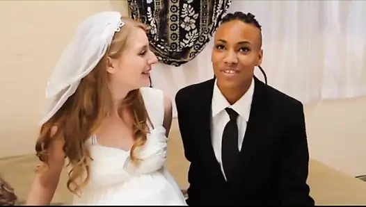 Ela Darling lezbiyen seksi bir aşk için büyük sert takma alıyor