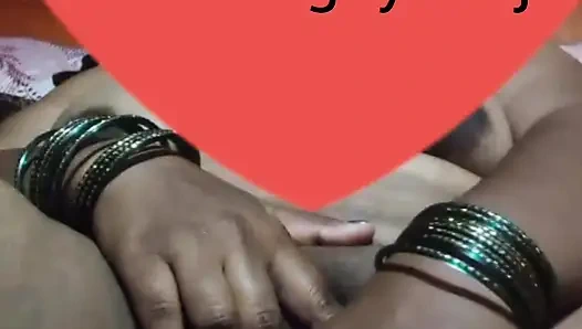 Hintli kadın salatalık yalıyor çok sert sikiliyor amcık pompalıyor