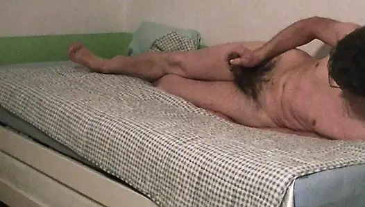 Çıplak Yatakta Kambur Mastürbasyonu ve Elle Boşalma