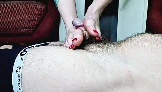 Kölenin yarağı ayaklarımdan akıyor. Ayakla muamele, ayak fetişi, orgazm yıkımı.