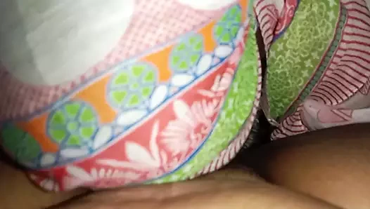 Baldızım kadınlığını yaladı ve Dravidian'ın çıktığı dilini dışarı çıkardı