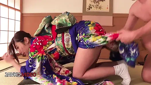 Kimono'daki baştan çıkarıcı Japon kadın kamerada ateşli sakso çekiyor