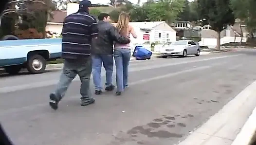 Sert darbeler ve ağzına çok boşalmalı vahşi grup seks partisi