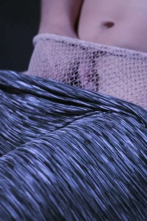 Busty babe hairy amını ovuşturuyor