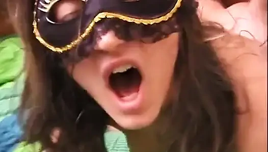 Maskeli çarpıcı İtalyan fahişe eş değiştiren tarafından sikiliyor