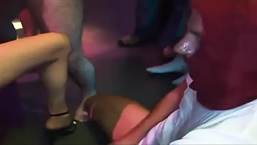 Sıska sarışın hatun derinlerde büyük yumrukla genişliyor