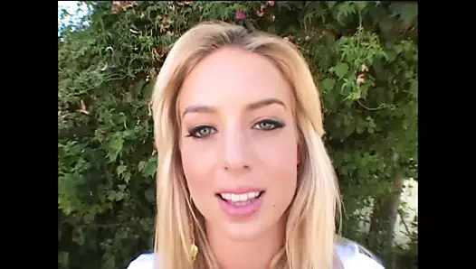 Genç küçük kaltak kanepede sert sikiliyor