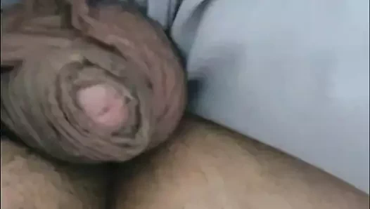 Üvey anne üvey oğlunun büyük ereksiyonlu arkadaşını gördü ve yarağını sıvazladı