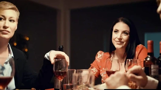 Girlsway - Yalnız Kadın Çift Yemeği Sırasında Kocasını Patronunun Karısı Angela White ile Aldatıyor