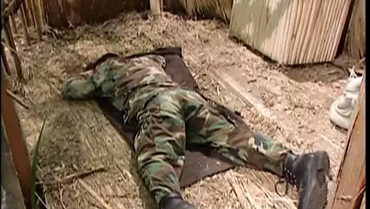 Mahkum herif hücresinde ateşli bir kızıl saçlıyı sikiyor