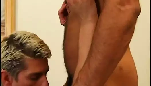 Sarışın züppe erkek arkadaşı Siktir et onu için bacaklarını geniş açar