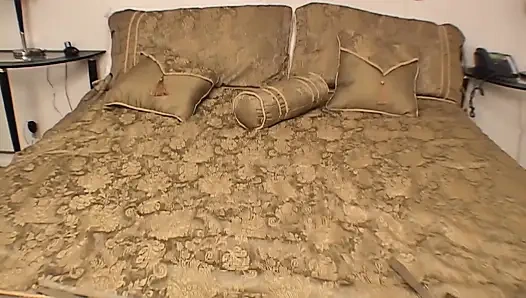 Büyük zenci yarağı olgun sürtüğün amını ahegao mutluluk verene kadar sikiyor