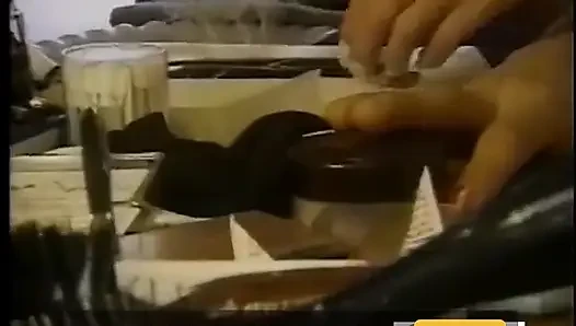 Kadın egemenliği kölesini sert sikmeden önce makyaj yapıyor