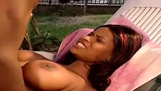 Siyah çift bahçede büyük götlü amcık yalıyor