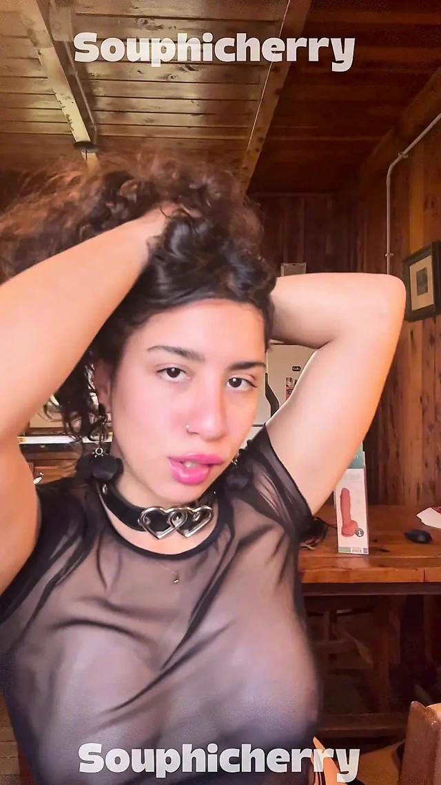 Azgın latin kadın dolgun üstte - yumuşak bdsm kendi kendine şaplak atıyor