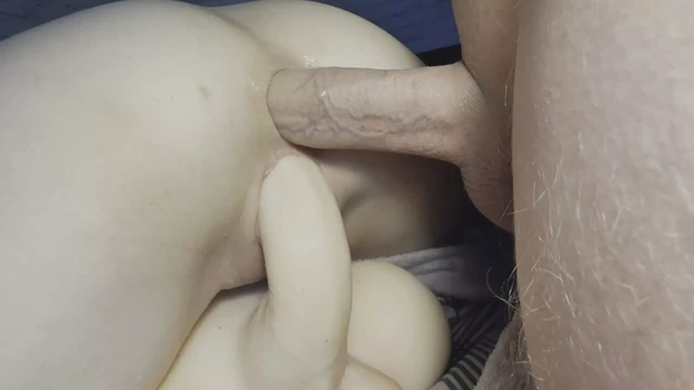 Двойное проникновение ММЖ для маленькой задницы с двойным кримпаем в киске