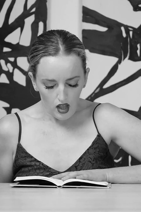 Charlie Forde, Amber Moore'un rol aldığı Ode to histerik edebiyat