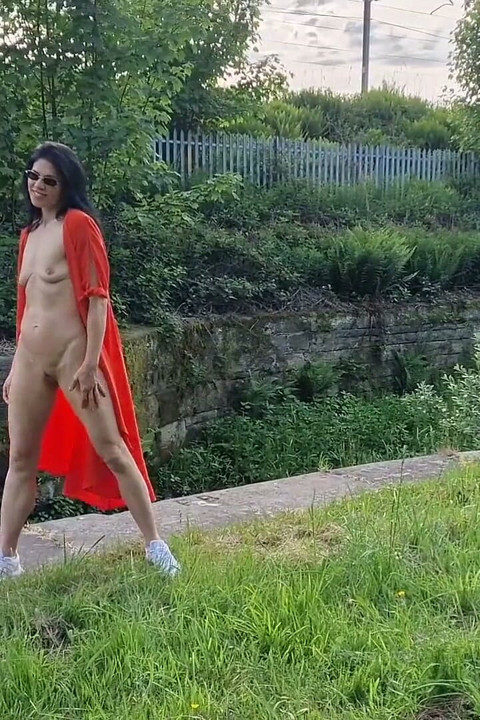 Çıplak açık havada ve işiyor