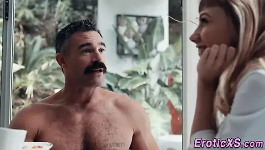 Güzel sarışın alır yaladı ve becerdin