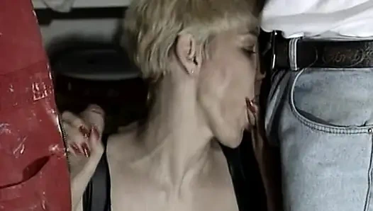 Almanya'dan amcık pirsingli sürtük amını parmaklatıyor