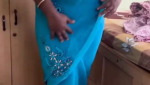 Sari ateşli seksi Chennai teyze giyiyor