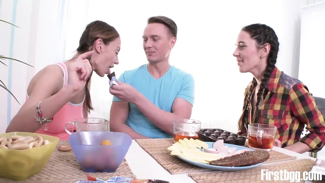 Seksi oda arkadaşları delikanlıyı memnun ediyor tam video