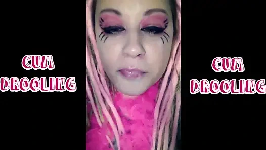 Babeando leche con sonidos de sorber extendidos.