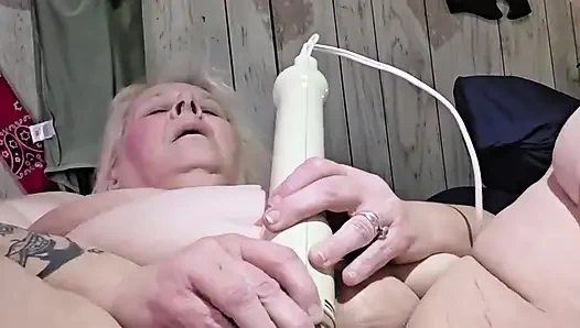 Dildolar çalışmadığında canavar titreşimler amcığı acıtıyor