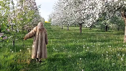 Olgun Bir Kadın Şeffaf Bir Beden Giysisiyle Dışarıda Dolaşıyor!