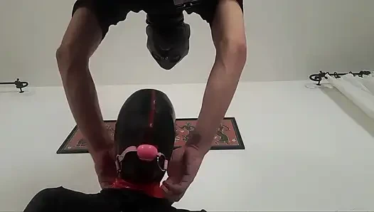 Laura dudaklarından ağzı tıkalı, uzun süre gırtlağına kadar sikiliyor ve döl yutuyor