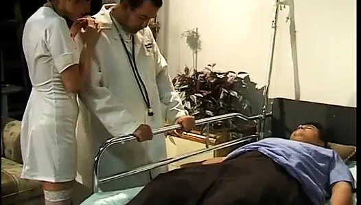 Kızıl saçlı hemşire hastane yatağında doktorun yarağı için bacaklarını açıyor
