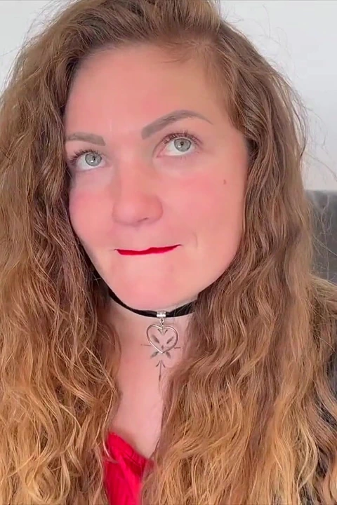 Güzel, Kıvrımlı Ve Dövmeli Yaramaz Bir Kız, Iki Güzel Penisle Iyi Bir Seks Denemek Istedi!