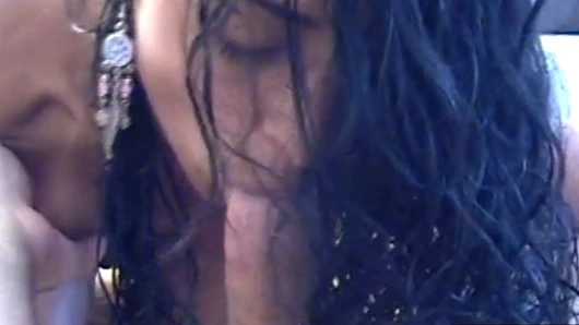 Seksi esmer genç kız küçük zavallı yarağını emiyor