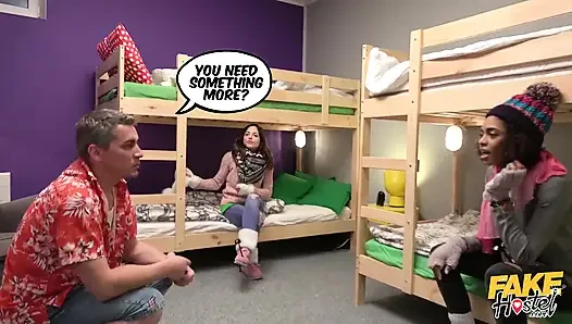 Fake hostel - duvar deliği kızları: dövmeler ve duvar arkasında zevk