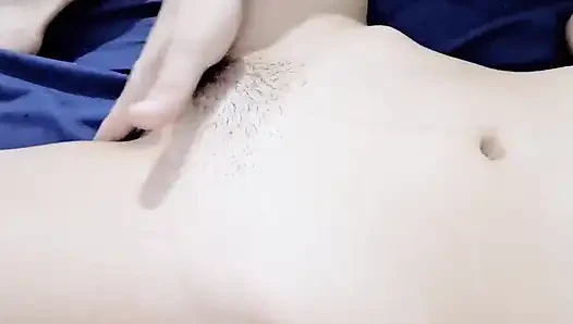 Güzel üvey kızıma dokunuyorum, böylece orgazm oluyor